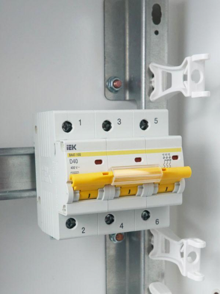 Выключатель автоматический модульный 3п D 40А 10кА ВА47-100 KARAT IEK MVA40-3-040-D ТехноИмпульс