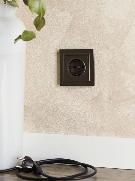 Розетка 1-м СП BRITE РС14-1-0-БрТБ 16А с заземл. защ. шторки механизм бронза IEK BR-R14-16-K45 ТехноИмпульс