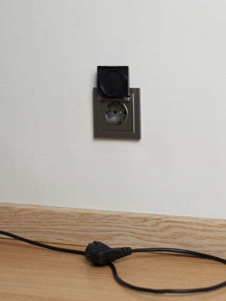 Розетка BRITE РСбш10-3-БрС 16А IP20 с заземл. защ. шторки с крышкой механизм сталь IEK BR-R16-16-K46 ТехноИмпульс