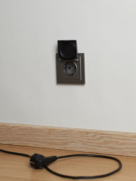 Розетка BRITE РСбш10-3-44-БрС 16А IP44 с заземл. защ. шторки с крышкой механизм сталь IEK BR-R16-16-44-K46 ТехноИмпульс