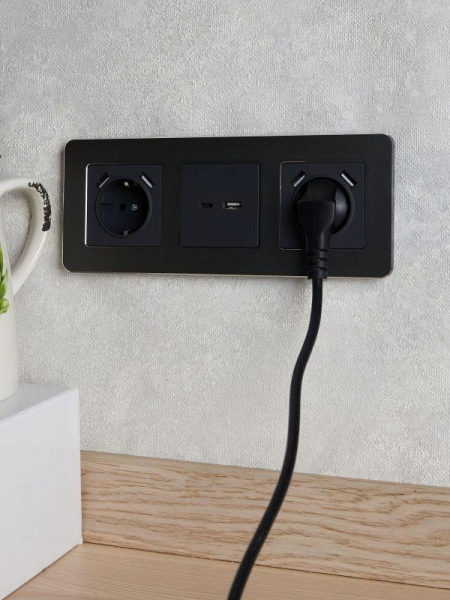 Розетка BRITE РЮш10-1-БрГ 16А с USB A+A 2.1А с заземл. защ. шторки механизм графит IEK BR-R14-16-U21-D21-K53 ТехноИмпульс