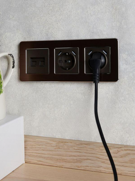 Розетка BRITE РЮш10-1-БрТБ 16А с USB A+A 2.1А с заземл. защ. шторки темн. механизм бронза IEK BR-R14-16-U21-D21-K45 ТехноИмпульс