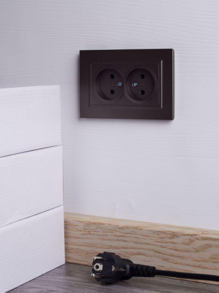 Розетка 2-м СП BRITE РС12-2-БрТБ 10А в сборе без заземл. без защ. шторок бр. IEK BR-R20-10-K45-F ТехноИмпульс