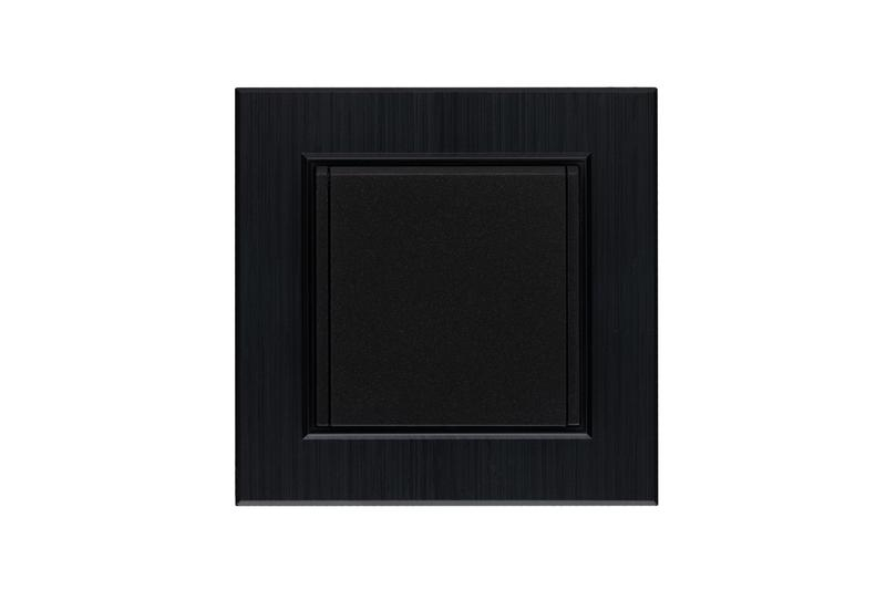 Розетка 1-м с крышкой Karea LINE STAR с заземл. чер. Makel 86054029 ТехноИмпульс