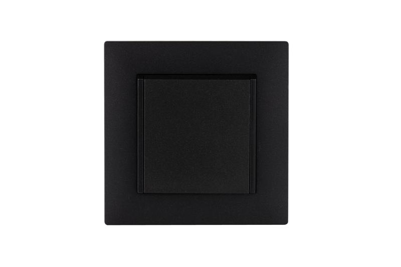 Розетка 1-м с крышкой Karea RIZZ STAR с заземл. чер. Makel 88054029 ТехноИмпульс