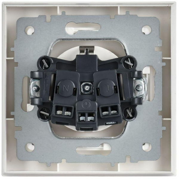 Розетка BRITE РСР14-1-0-БрАБ 16А в сборе с заземл. защ. шторки арктич. бел. IEK BR-R14-16-K91-F ТехноИмпульс