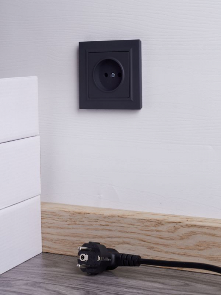 Розетка СП BRITE РСР10-1-0-БрГ 10А в сборе без заземл. без защ. шторок графит IEK BR-R10-10-K53-F ТехноИмпульс