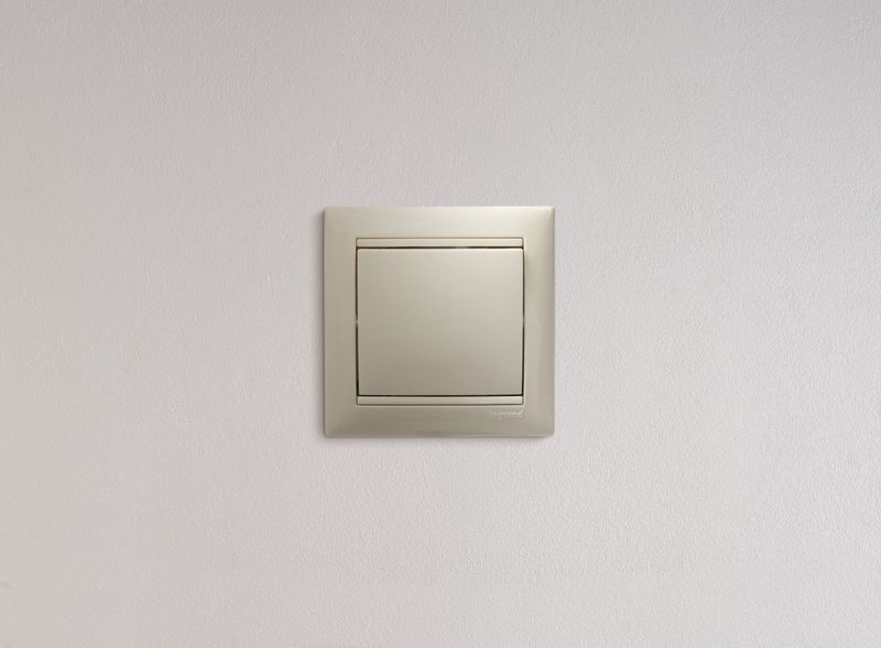 Переключатель перекрестный 1-кл. СП Valena 10А IP31 механизм сл. кость (DIY-упак.) IEK 695608 ТехноИмпульс