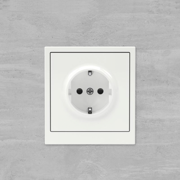 Розетка силовая KANT 2P+E защ. шторки бел. магнолия DKC 7000003 ТехноИмпульс