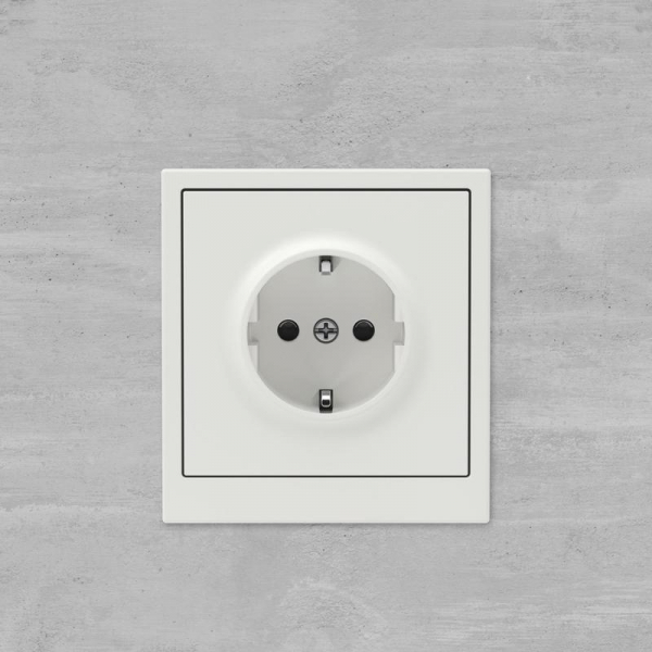 Розетка силовая KANT 2P+E защ. шторки бел. песок DKC 7010003 ТехноИмпульс