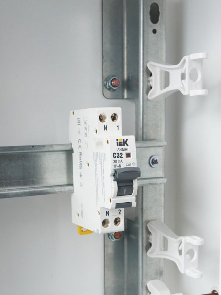 Выключатель автоматический дифференциального тока 2п (1P+N) C 32А 30мА тип AC АВДТ B06S 18мм ARMAT IEK AR-B06S-1N-C32C030 ТехноИмпульс