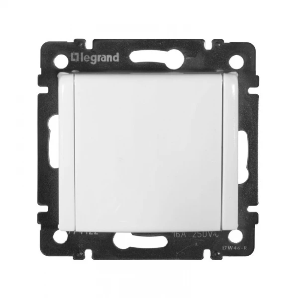 Розетка 1-м СП Valena 16А IP21 2P+E с заземл. защ. шторки с крышкой винты механизм бел. IEK 774422 ТехноИмпульс