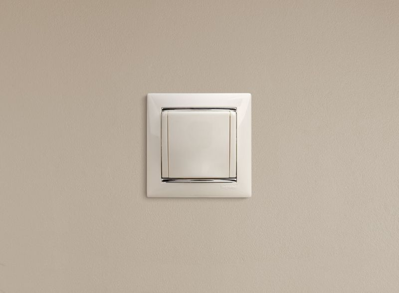 Розетка 1-м СП Valena 16А IP21 2P+E с заземл. защ. шторки с крышкой винты механизм бел. IEK 774422 ТехноИмпульс