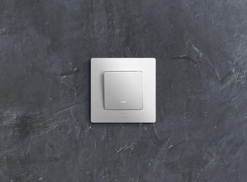 Выключатель 1-кл. СП Etika 10А IP20 250В 10AX с подсветкой/индикацией безвинтов. зажимы механизм бел. IEK 672203 ТехноИмпульс