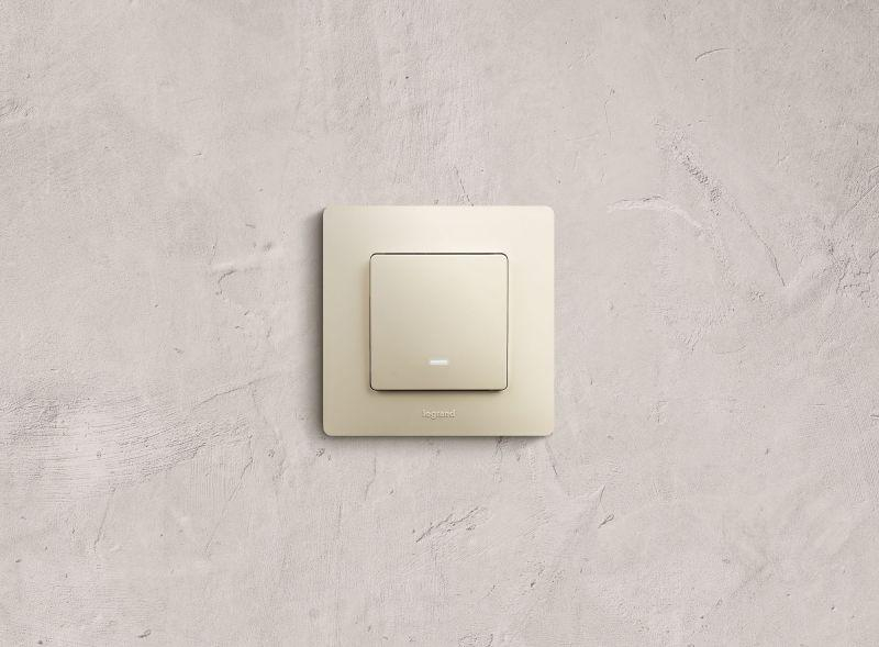 Выключатель 1-кл. СП Etika 10А IP20 250В 10AX с подсветкой/индикацией безвинтов. зажимы механизм сл. кость IEK 672303 ТехноИмпульс