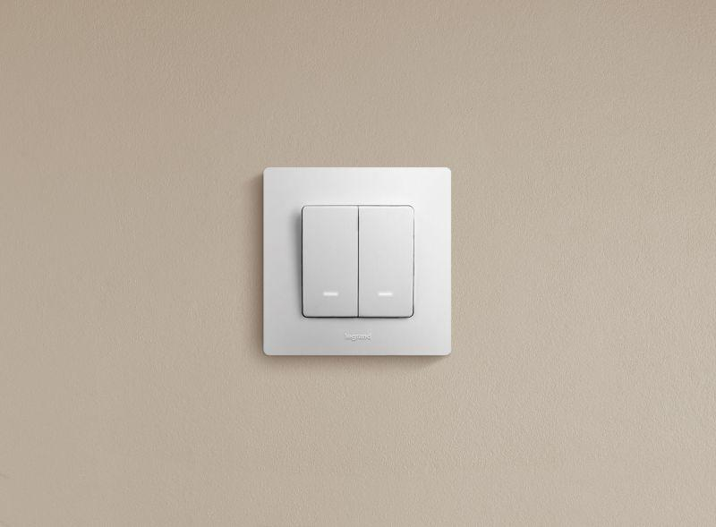 Выключатель 2-кл. СП Etika 10А IP20 250В 10AX с подсветкой/индикацией безвинтов. зажимы механизм бел. IEK 672204 ТехноИмпульс