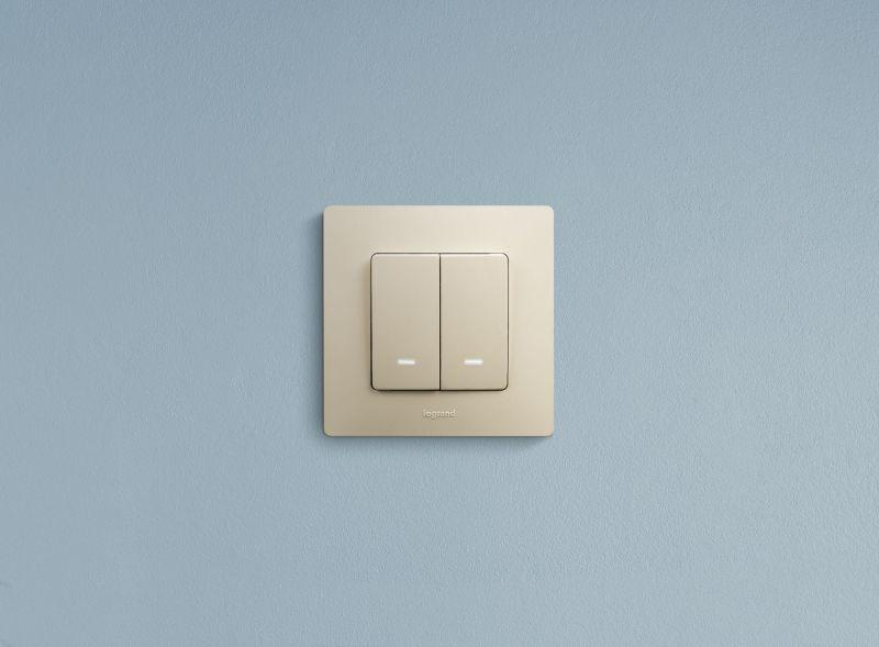 Выключатель 2-кл. СП Etika 10А IP20 250В 10AX с подсветкой/индикацией безвинтов. зажимы механизм сл. кость IEK 672304 ТехноИмпульс