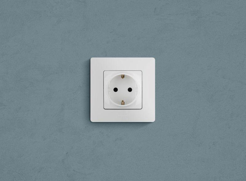 Розетка 1-м СП Etika 16А IP31 250В 2P+E с заземл. защ. шторки немецк. стандарт винтов. клеммы механизм бел. IEK 672222 ТехноИмпульс