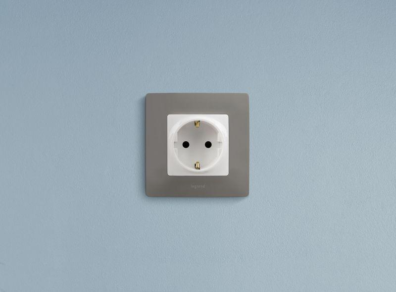 Розетка 1-м СП Etika 16А IP31 250В 2P+E с заземл. защ. шторки немецк. стандарт винтов. клеммы механизм бел. IEK 672222 ТехноИмпульс