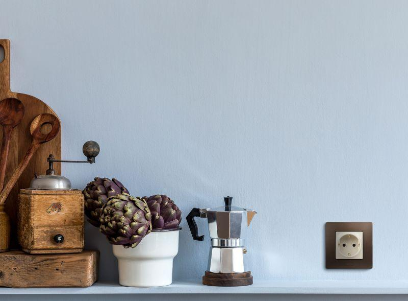 Розетка 1-м СП Etika 16А IP31 250В 2P+E с заземл. защ. шторки немецк. стандарт винтов. клеммы механизм сл. кость IEK 672322 ТехноИмпульс