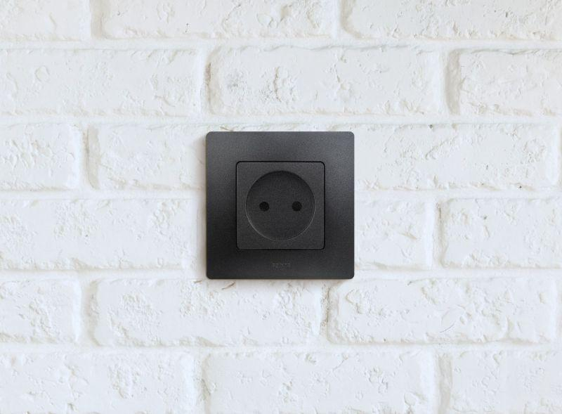 Розетка 1-м СП Etika 16А IP31 250В 2P без заземл. защ. шторки немецк. стандарт винтов. клеммы механизм антрацит IEK 672634 ТехноИмпульс