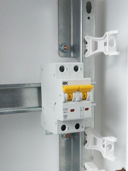 Выключатель автоматический модульный 2п C 10А 6кА ВА47-60M KARAT IEK MVA31-2-010-C ТехноИмпульс