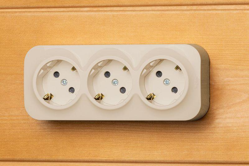 Розетка 3-м ОП Quteo 16А IP20 250В 3х2P+E с заземл. защ. шторки сл. кость IEK 782268 ТехноИмпульс