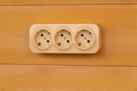 Розетка 3-м ОП Quteo 16А IP20 250В 3х2P+E с заземл. защ. шторки дерево IEK 782288 ТехноИмпульс