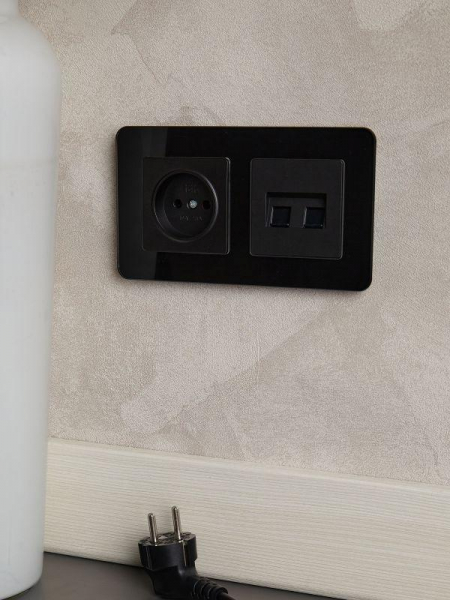 Розетка BRITE РС10-1-0-БрЧ 10А без заземл. без защ. шторок механизм черн. IEK BR-R10-10-K02 ТехноИмпульс