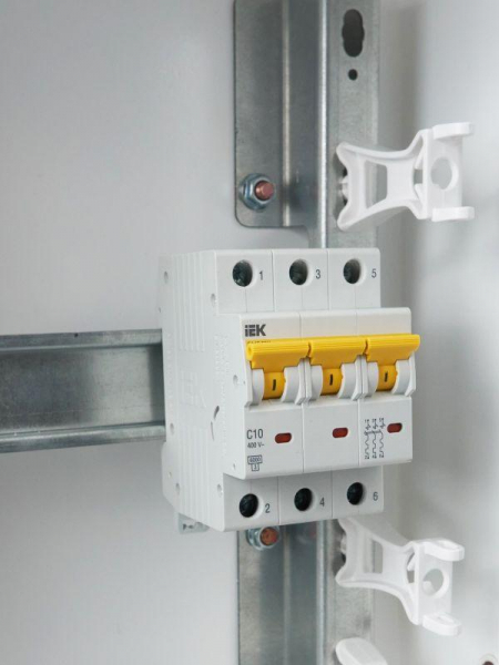 Выключатель автоматический модульный 3п C 10А 6кА ВА47-60M KARAT IEK MVA31-3-010-C ТехноИмпульс