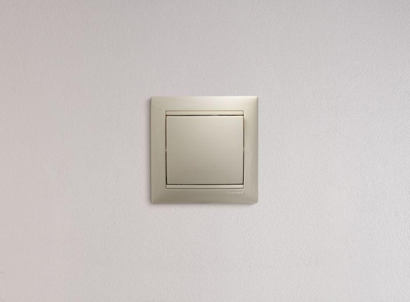 Выключатель 1-кл. СП Valena 10А IP31 250В механизм сл. кость IEK 774301 ТехноИмпульс