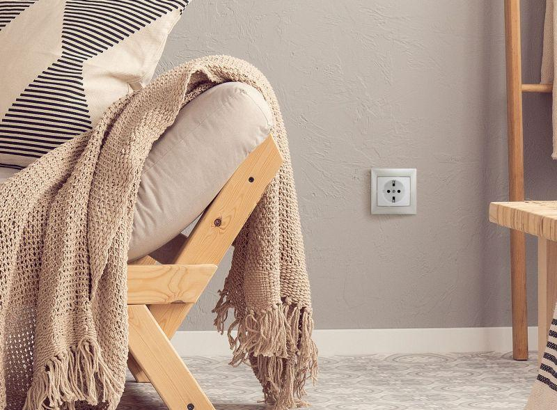 Розетка 1-м СП Valena 16А IP21 с заземл. на винтах механизм бел. IEK 774420 ТехноИмпульс