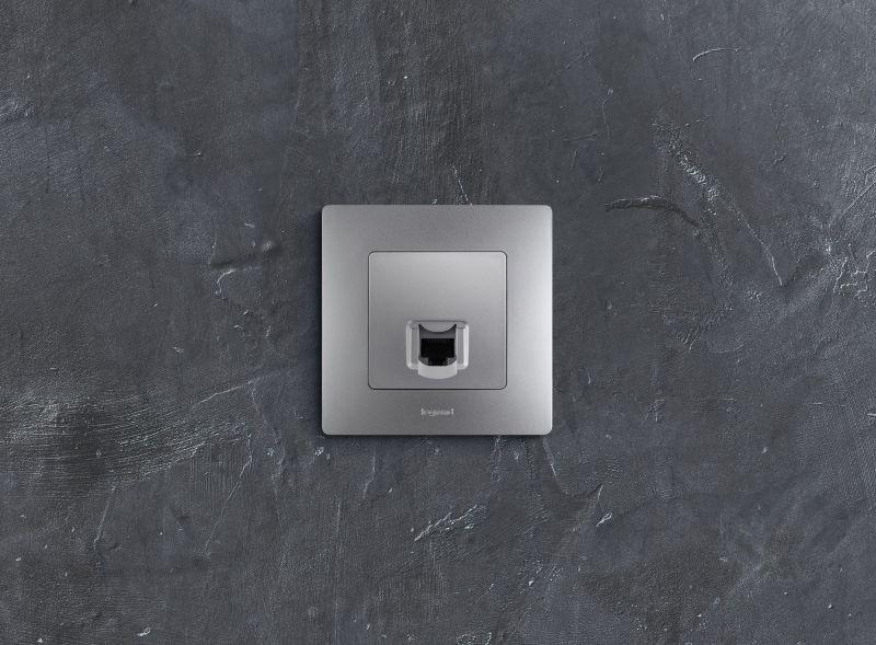 Розетка компьютерная 1-м СП Etika RJ45 кат.5E UTP механизм алюм. IEK 672441 ТехноИмпульс