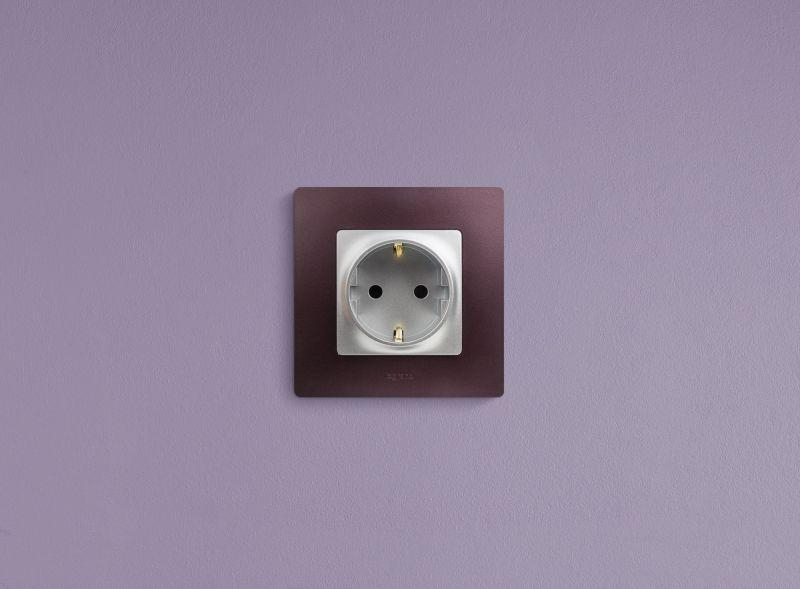 Розетка 1-м СП Etika 16А IP31 250В 2P+E с заземл. защ. шторки немецк. стандарт винтов. клеммы механизм алюм. IEK 672422 ТехноИмпульс