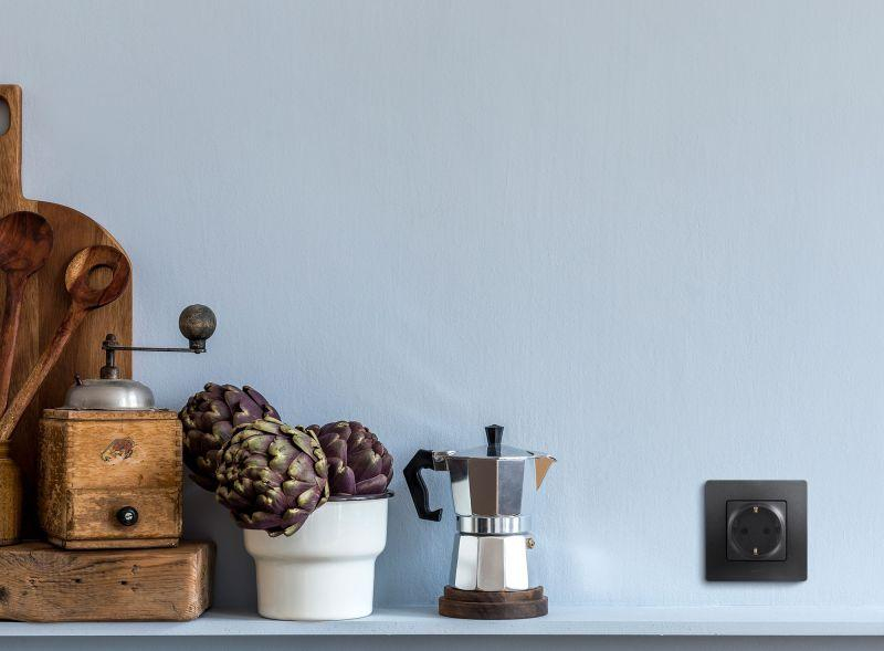 Розетка 1-м СП Etika 16А IP31 250В 2P+E с заземл. защ. шторки немецк. стандарт винтов. клеммы механизм антрацит IEK 672622 ТехноИмпульс