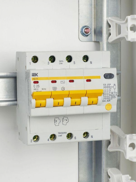 Выключатель автоматический дифференциального тока 4п C 25А 100мА тип AC 4.5кА АД-14 KARAT IEK MAD10-4-025-C-100 ТехноИмпульс