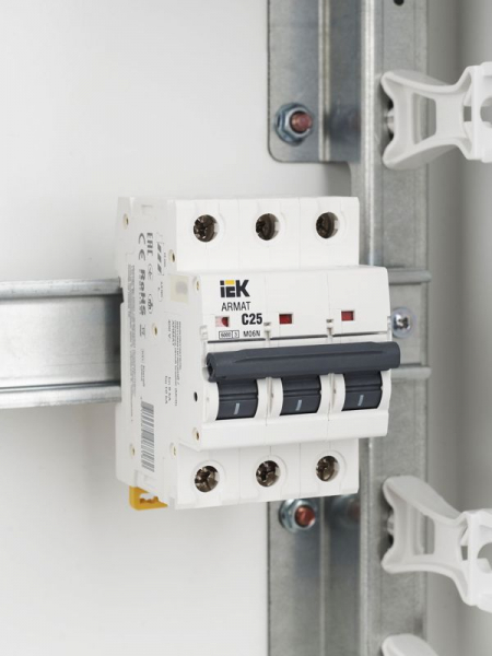 Выключатель автоматический модульный 3п C 25А M06N ARMAT IEK AR-M06N-3-C025 ТехноИмпульс