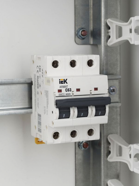 Выключатель автоматический модульный 3п C 63А M06N ARMAT IEK AR-M06N-3-C063 ТехноИмпульс