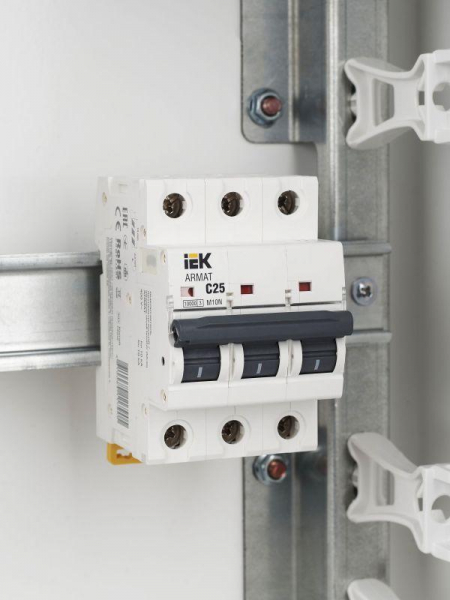 Выключатель автоматический модульный 3п C 25А M10N ARMAT IEK AR-M10N-3-C025 ТехноИмпульс