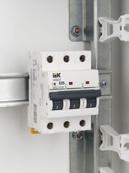 Выключатель автоматический модульный 3п C 25А M10N ARMAT IEK AR-M10N-3-C025 ТехноИмпульс