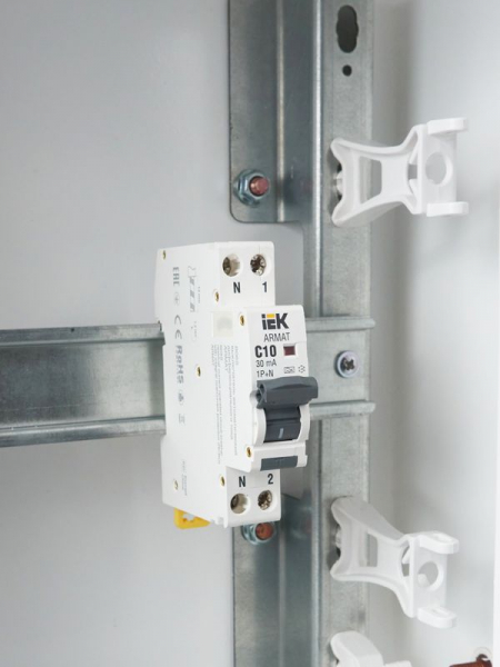 Выключатель автоматический дифференциального тока 2п (1P+N) C 10А 30мА тип A АВДТ B06S 18мм ARMAT IEK AR-B06S-1N-C10A030 ТехноИмпульс